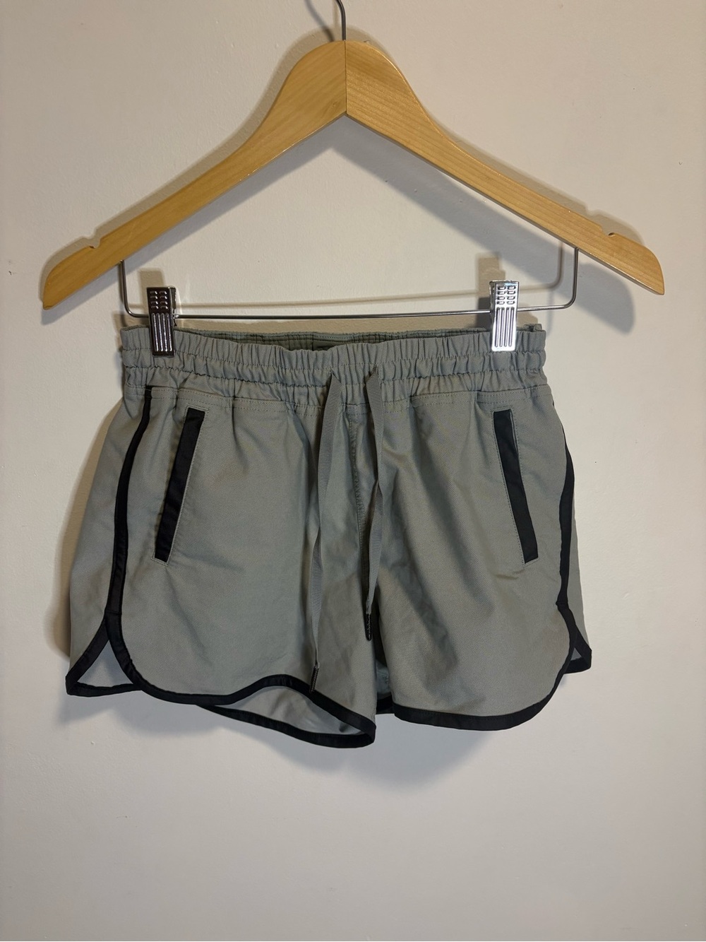 Lululemon Varsity shorts in Earl grey with Black Trim